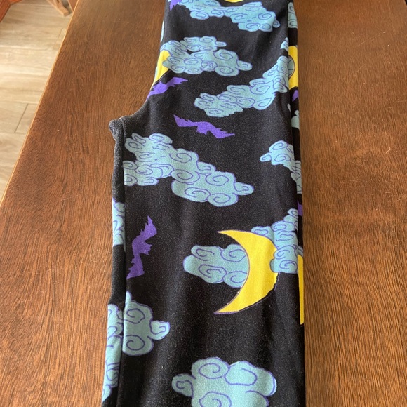 LLR kids - L / XL size leggings. Black background, clouds and thunderbolts - Picture 2 of 3